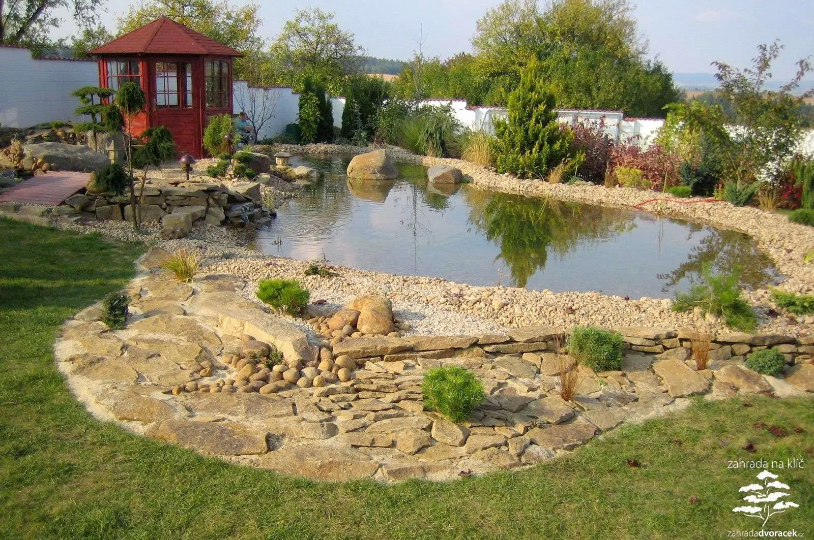 Černá hora, Jezírko s altánem