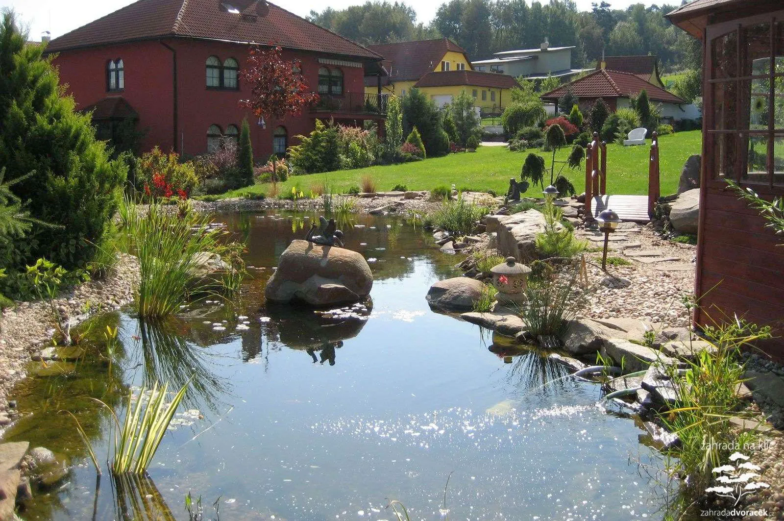 Černá hora, Jezírko s altánem