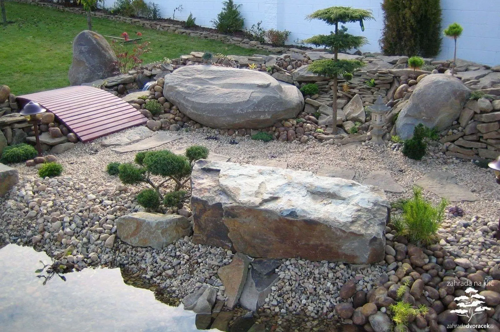 Černá hora, Jezírko s altánem