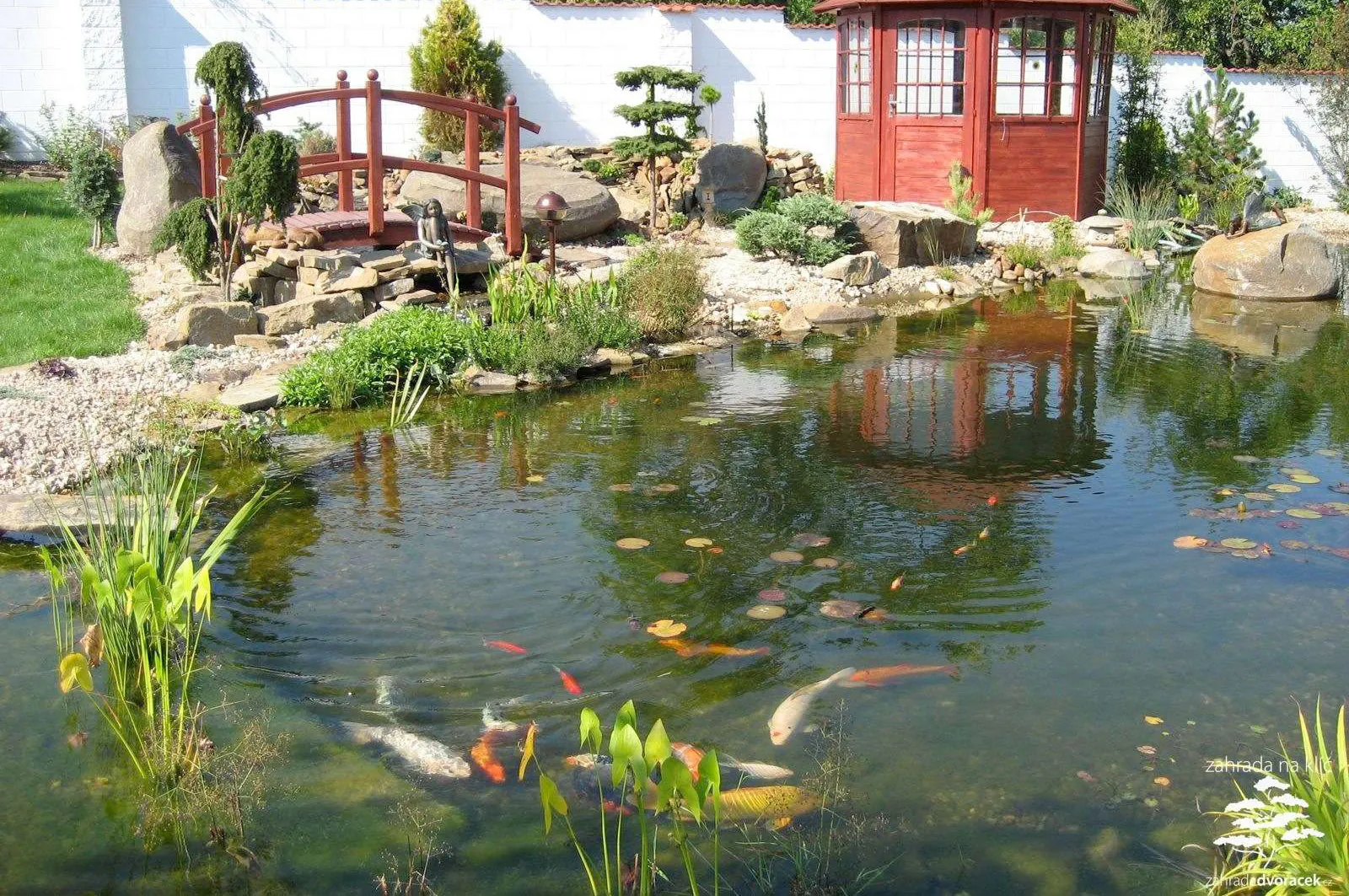 Černá hora, Jezírko s altánem