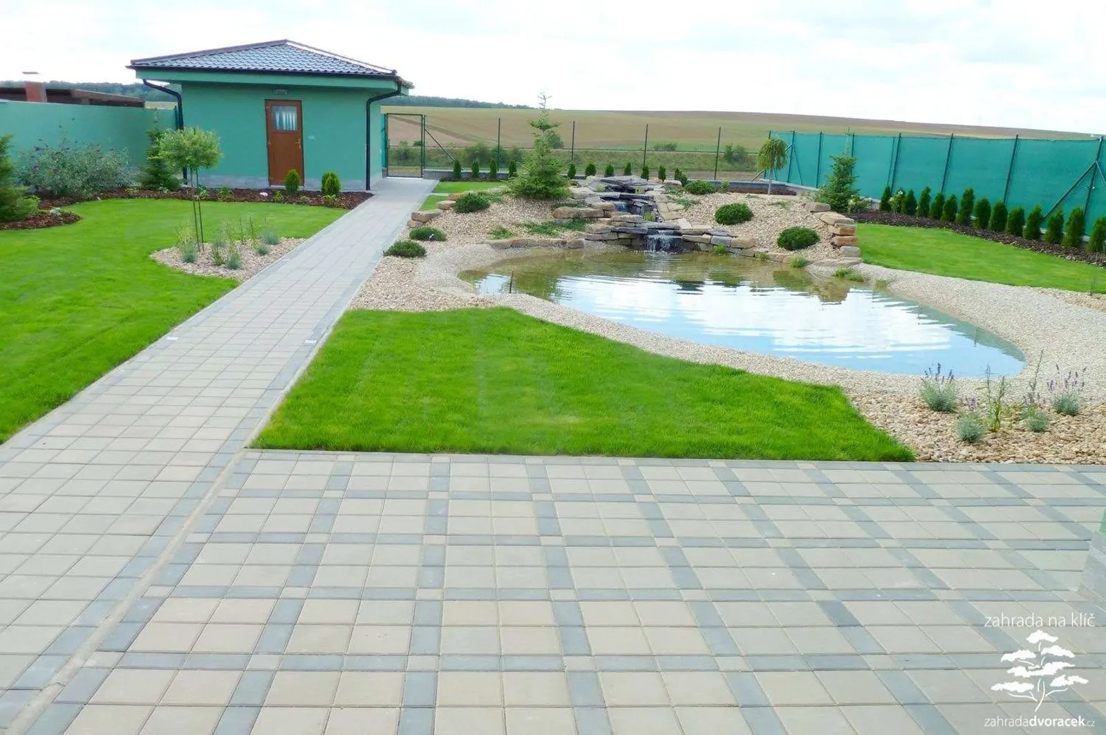 Dobřínsko, zahrada s jezerem