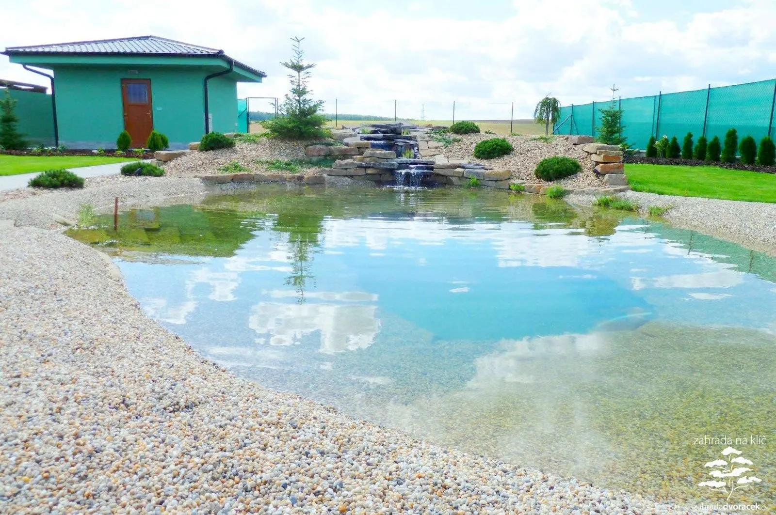 Dobřínsko, zahrada s jezerem