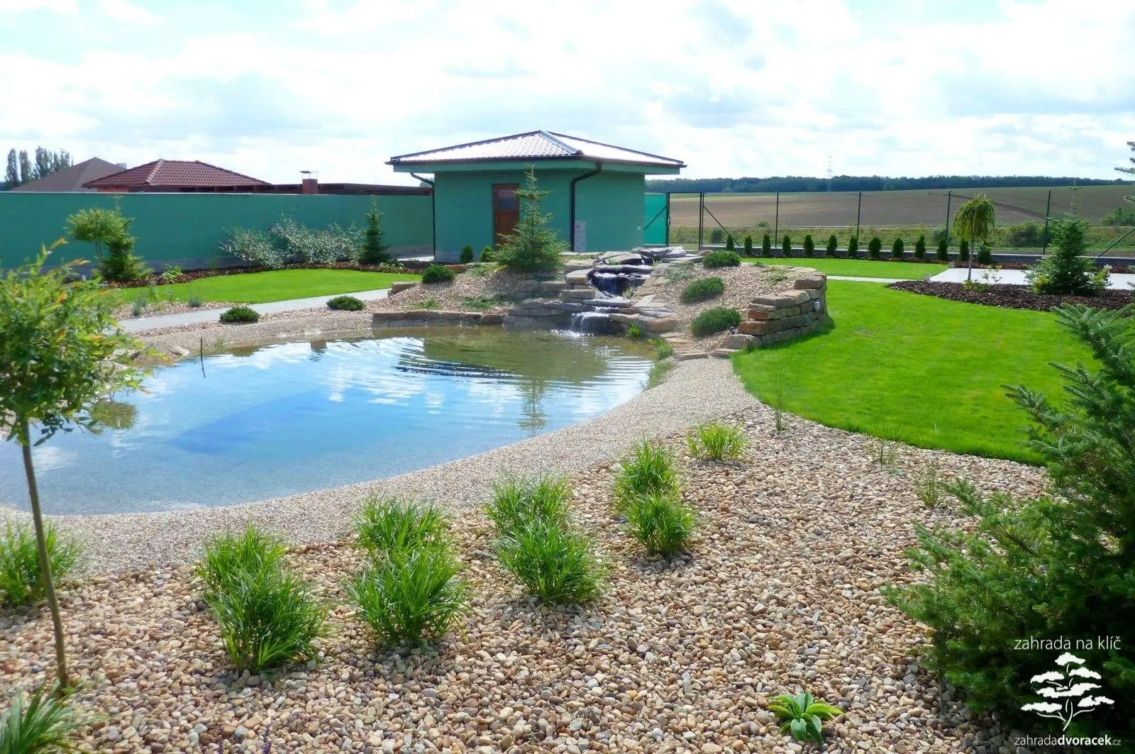 Dobřínsko, zahrada s jezerem