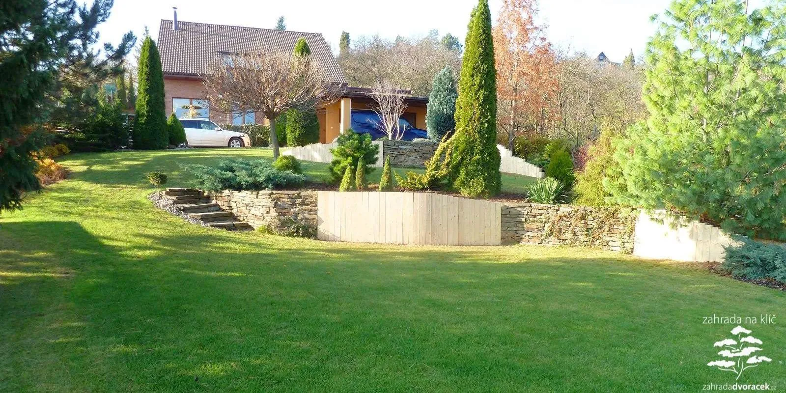 Ostopovice, terasovitá zahrada z kamenem a dřevem