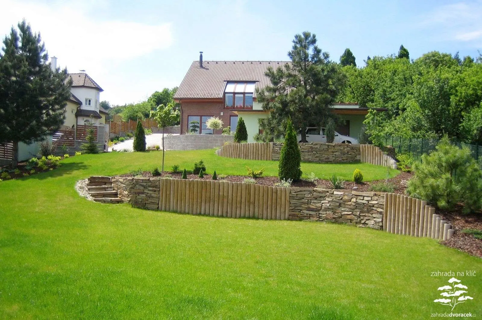 Ostopovice, terasovitá zahrada z kamenem a dřevem