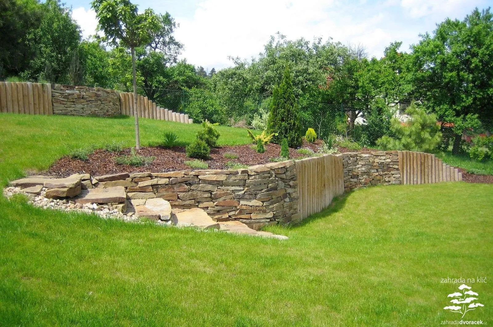 Ostopovice, terasovitá zahrada z kamenem a dřevem