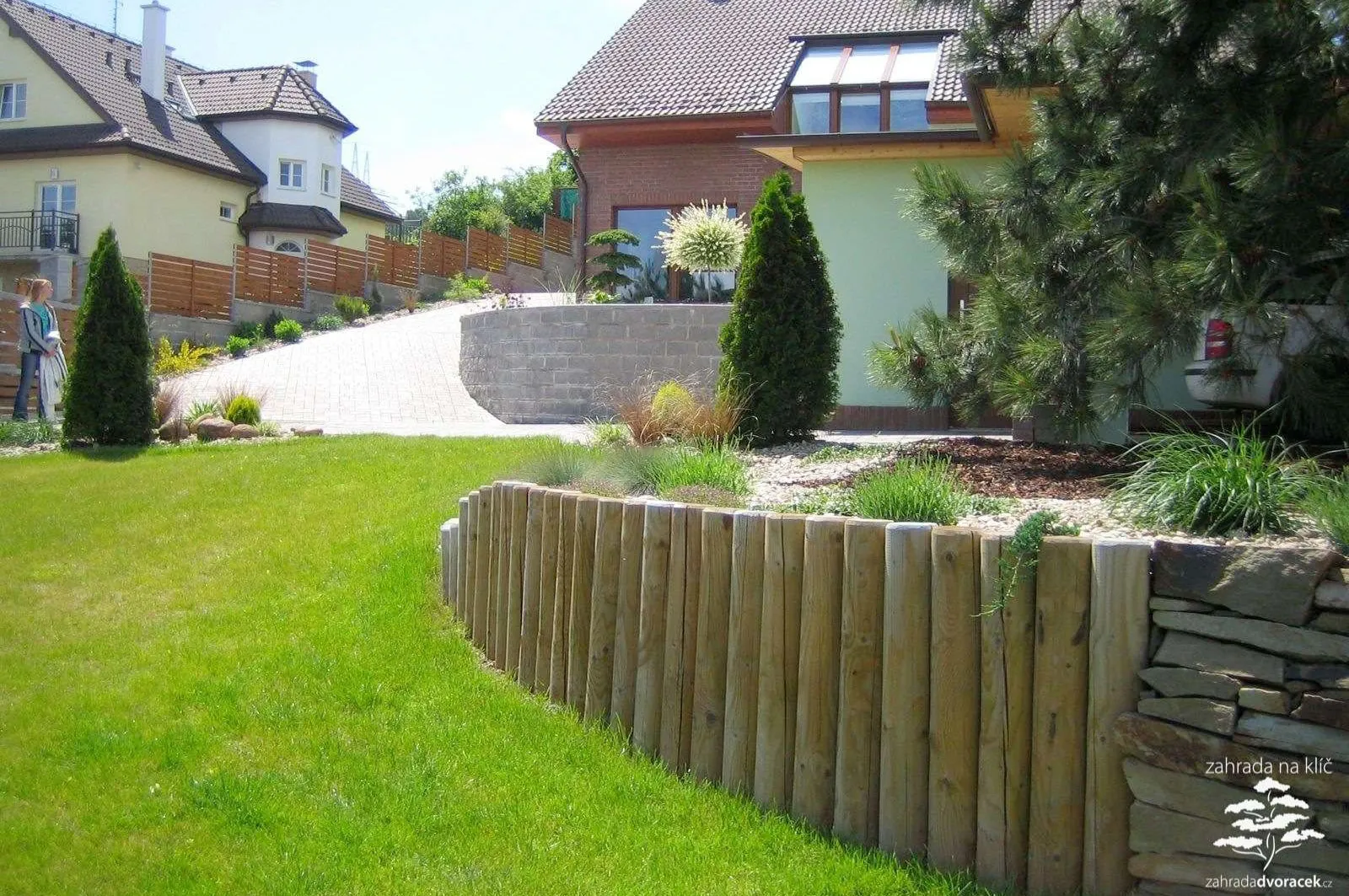 Ostopovice, terasovitá zahrada z kamenem a dřevem