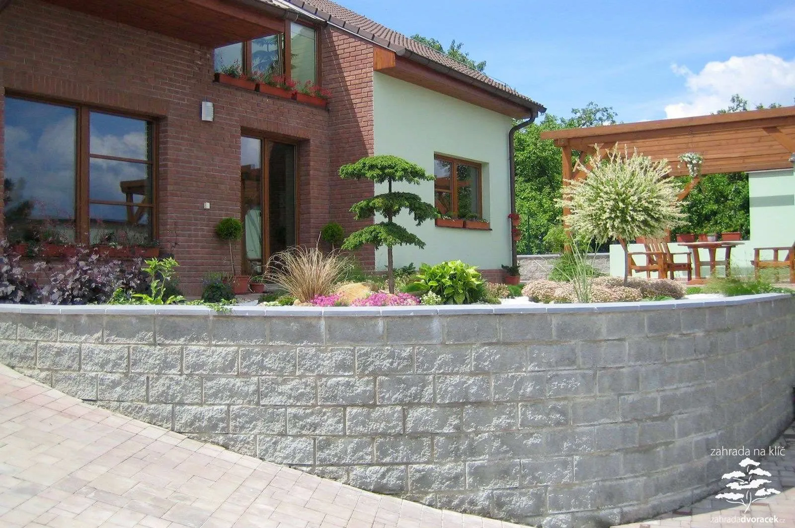 Ostopovice, terasovitá zahrada z kamenem a dřevem