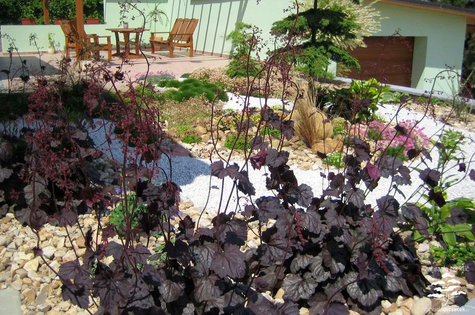 Ostopovice, terasovitá zahrada z kamenem a dřevem