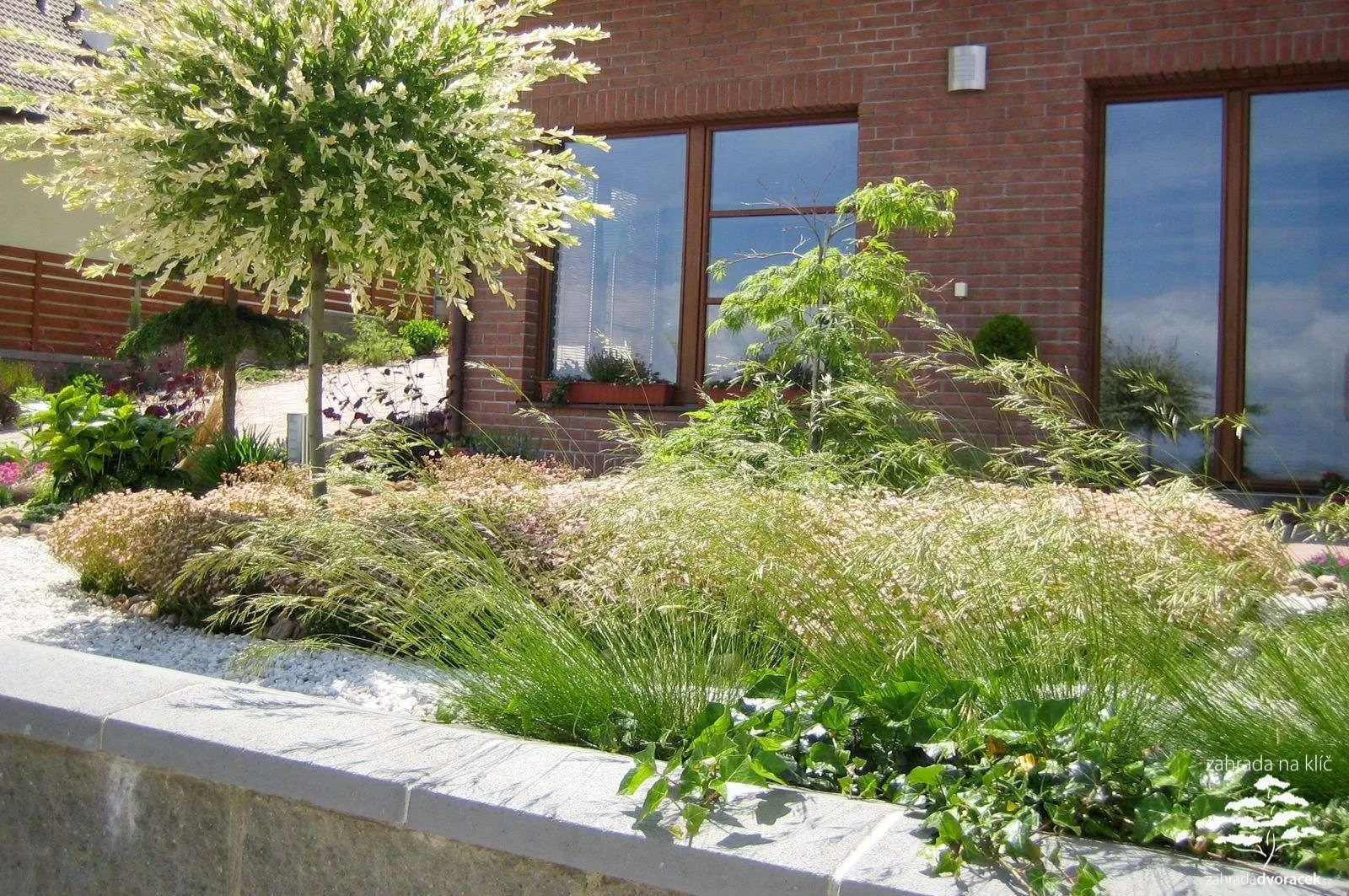 Ostopovice, terasovitá zahrada z kamenem a dřevem