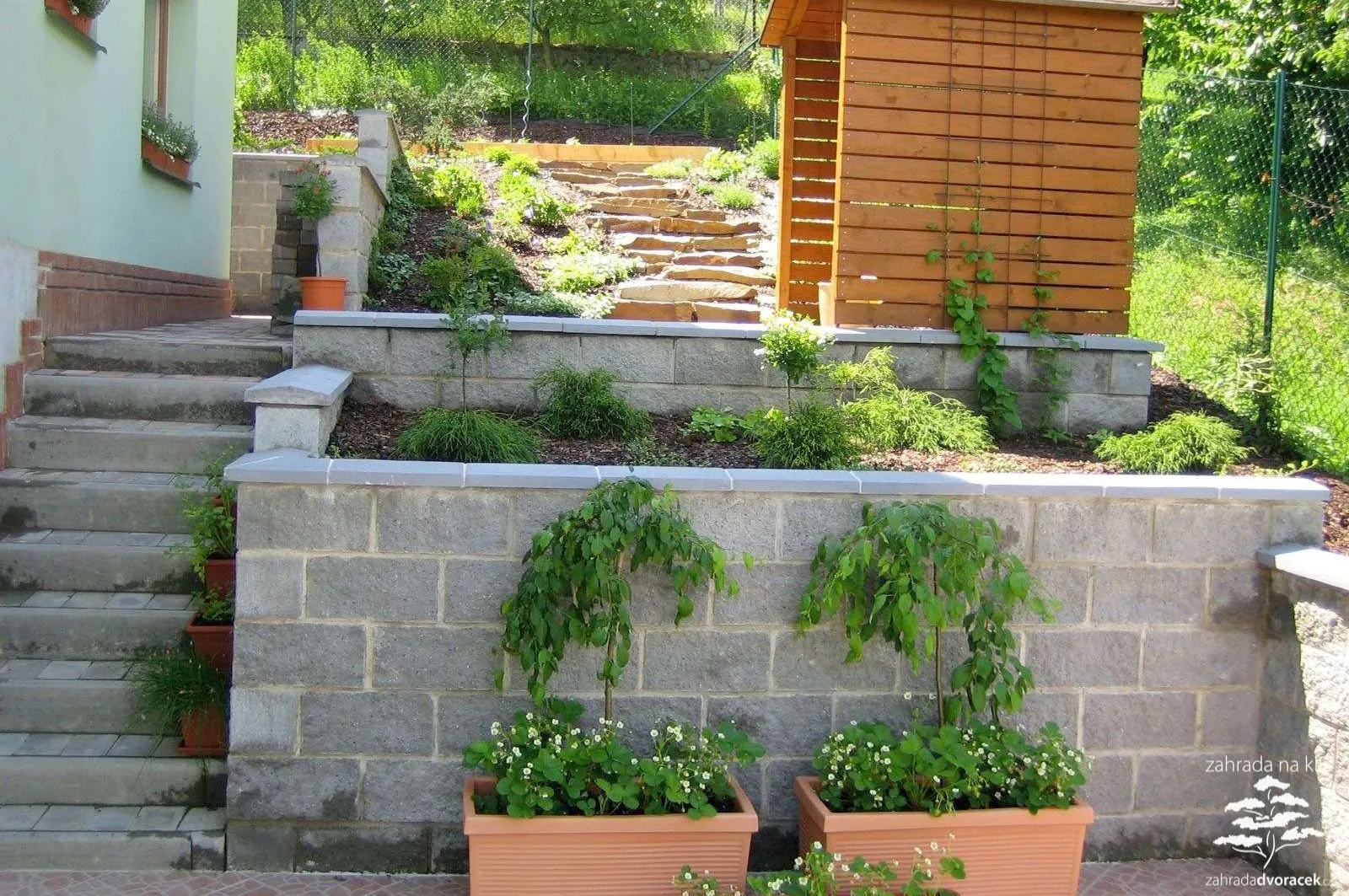 Ostopovice, terasovitá zahrada z kamenem a dřevem