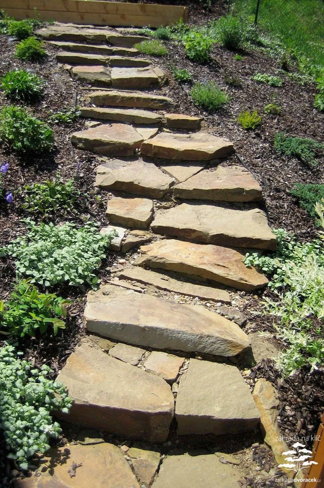 Ostopovice, terasovitá zahrada z kamenem a dřevem
