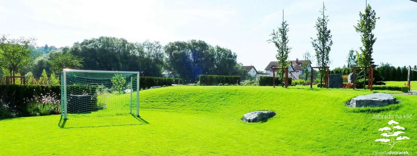 Prostorná moderní zahrada s fotbalovým hřištěm