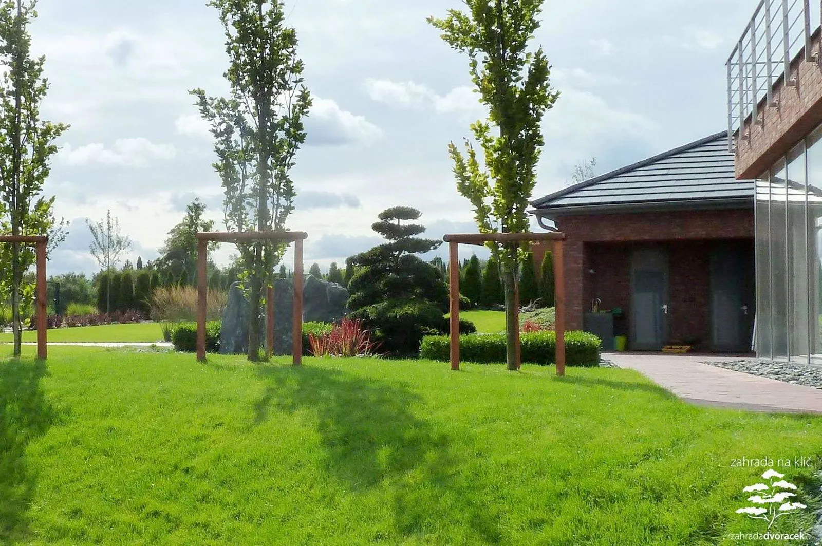 Prostorná moderní zahrada s fotbalovým hřištěm