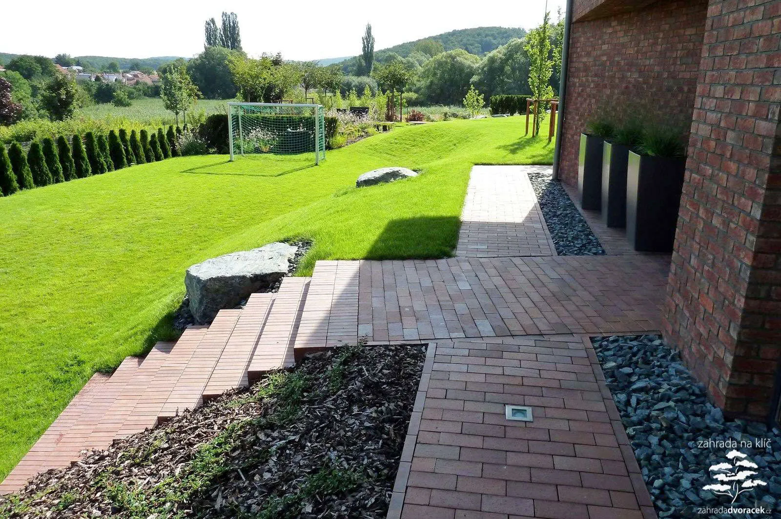 Prostorná moderní zahrada s fotbalovým hřištěm