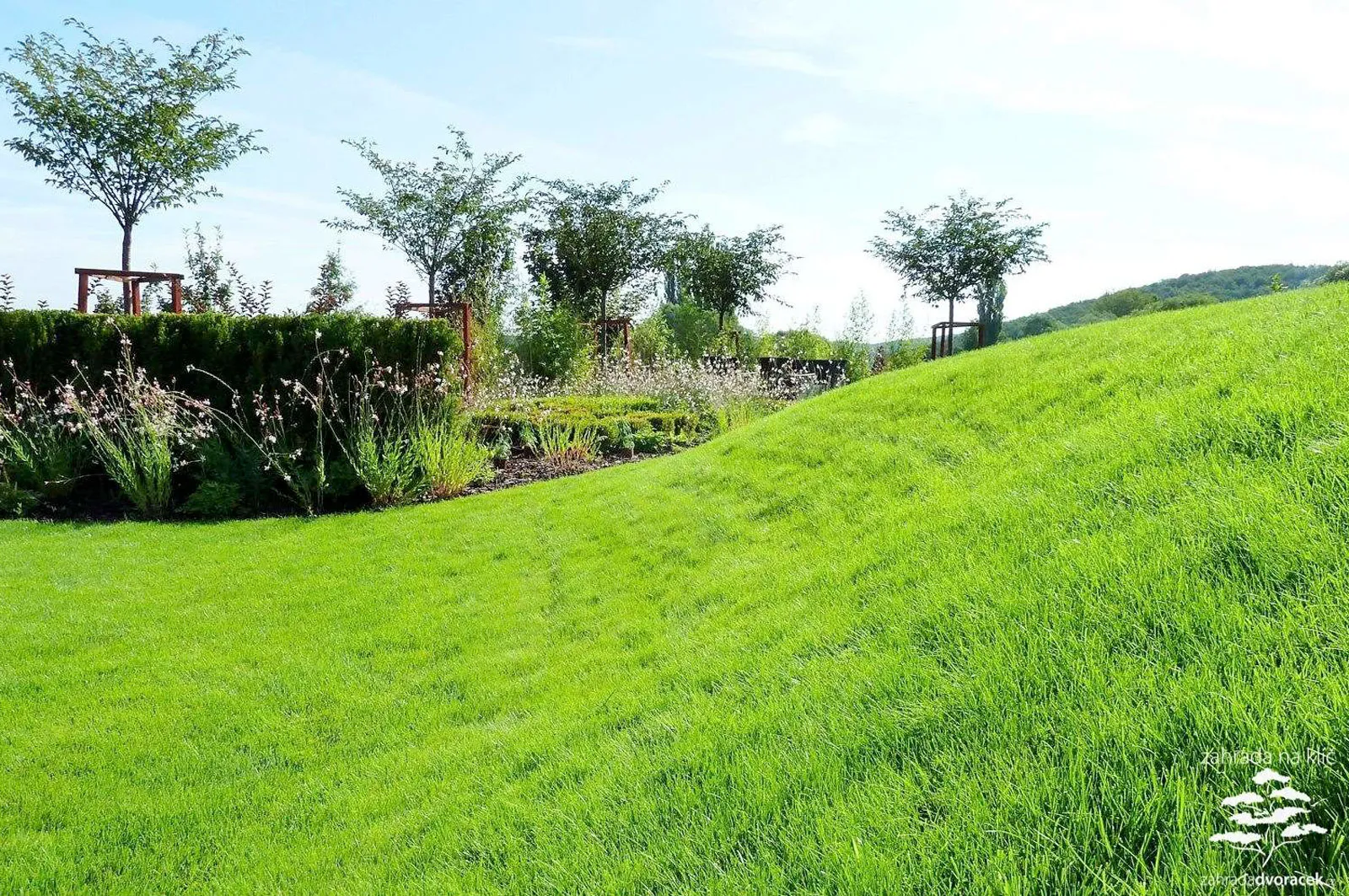 Prostorná moderní zahrada s fotbalovým hřištěm