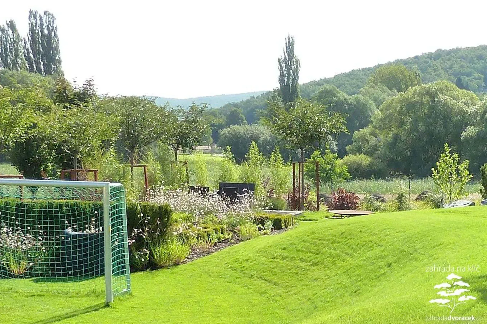 Prostorná moderní zahrada s fotbalovým hřištěm