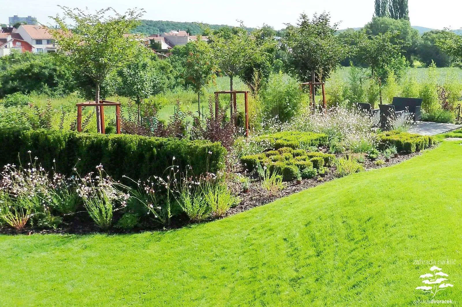 Prostorná moderní zahrada s fotbalovým hřištěm