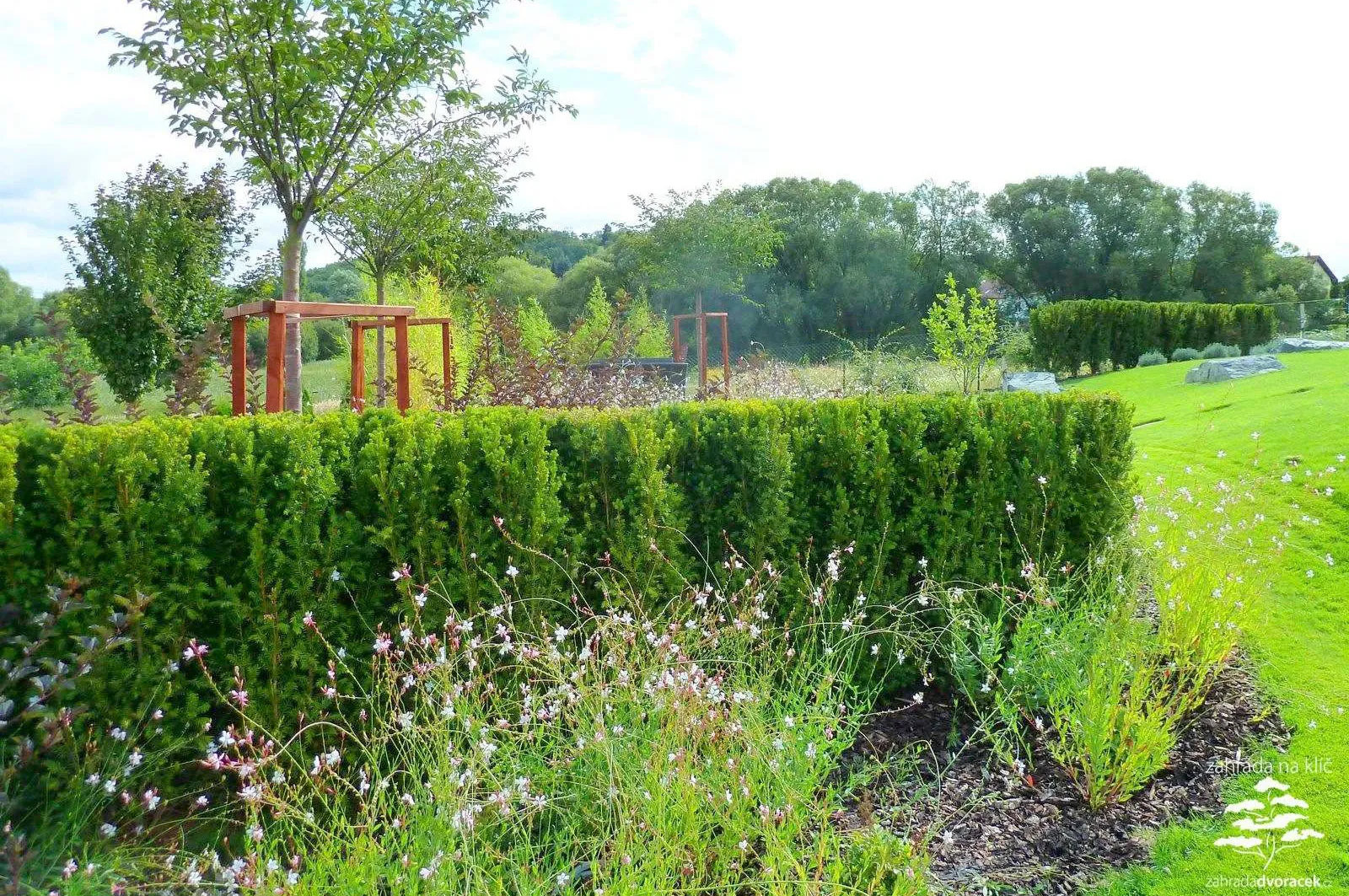 Prostorná moderní zahrada s fotbalovým hřištěm