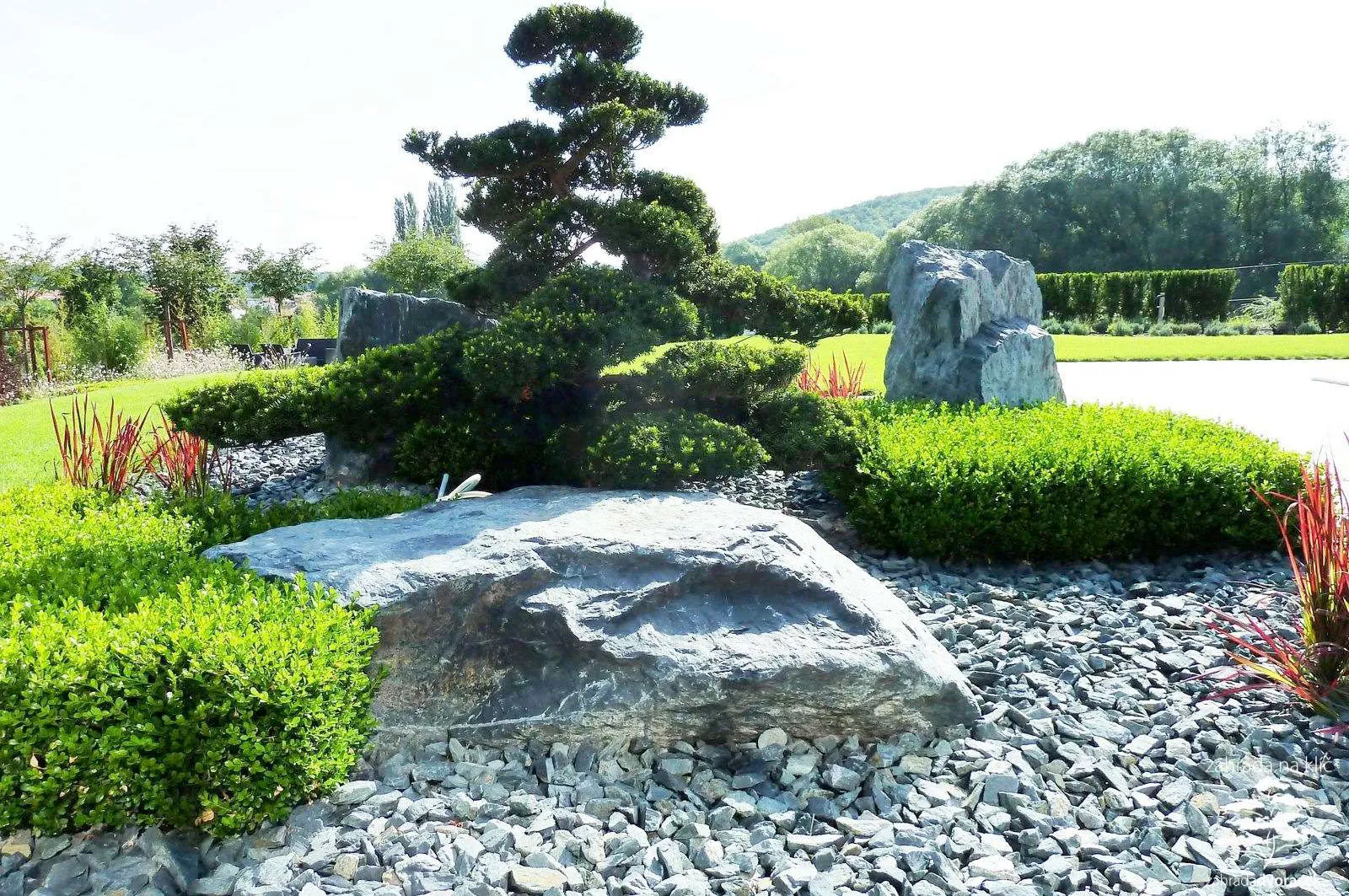 Prostorná moderní zahrada s fotbalovým hřištěm