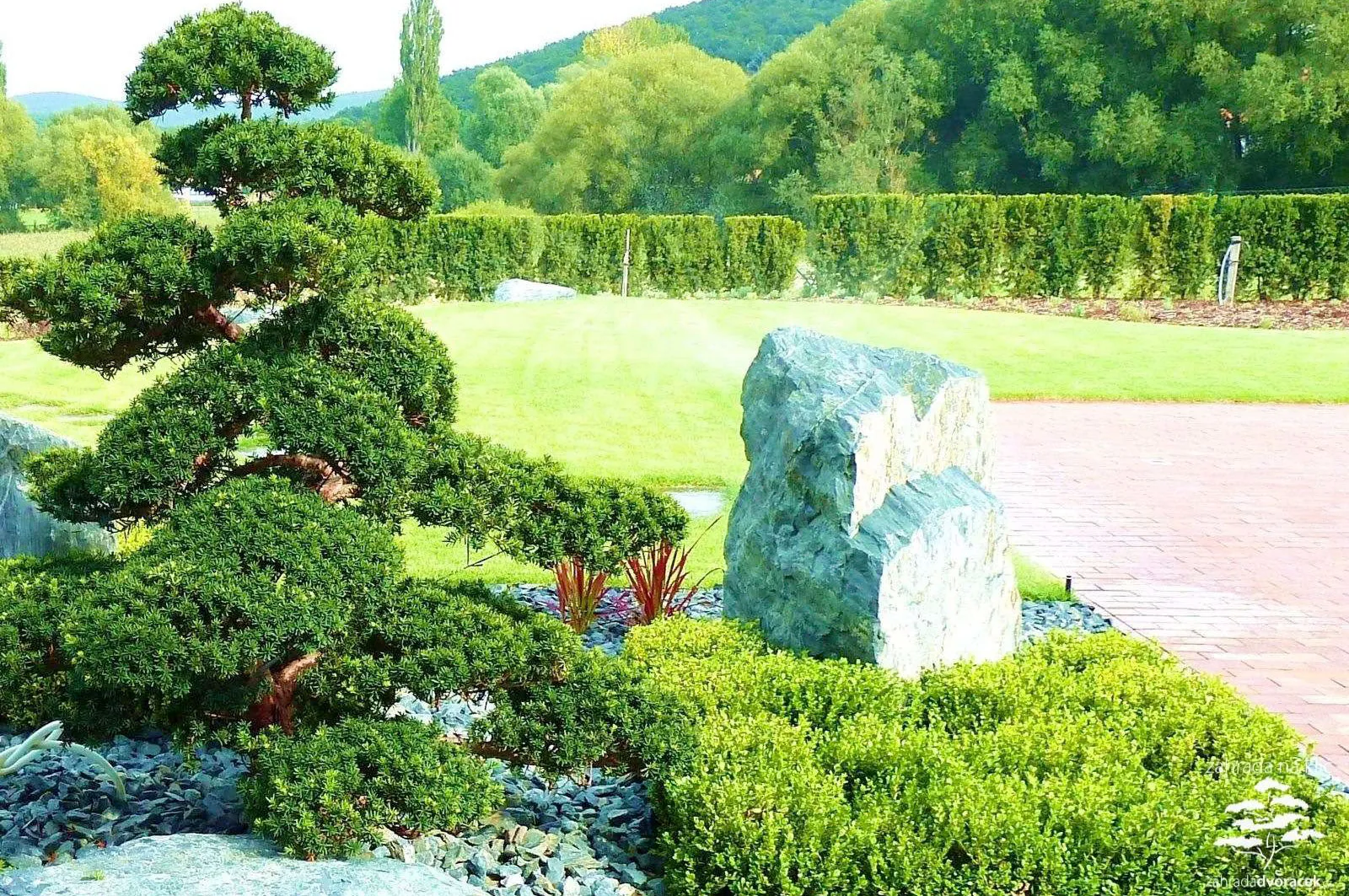 Prostorná moderní zahrada s fotbalovým hřištěm