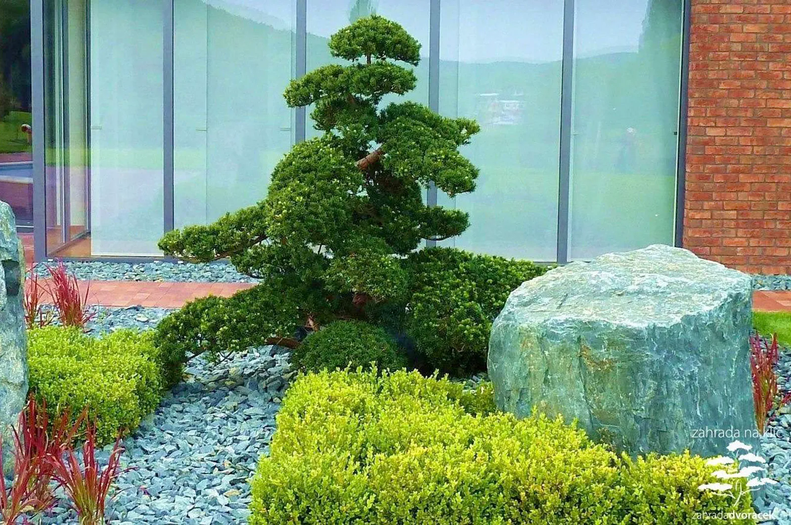 Prostorná moderní zahrada s fotbalovým hřištěm