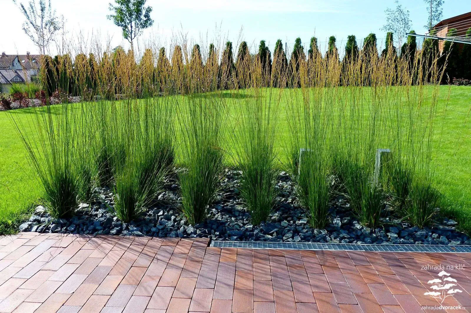 Prostorná moderní zahrada s fotbalovým hřištěm