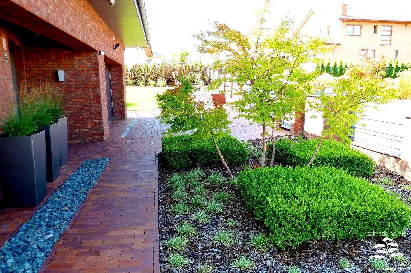 Prostorná moderní zahrada s fotbalovým hřištěm