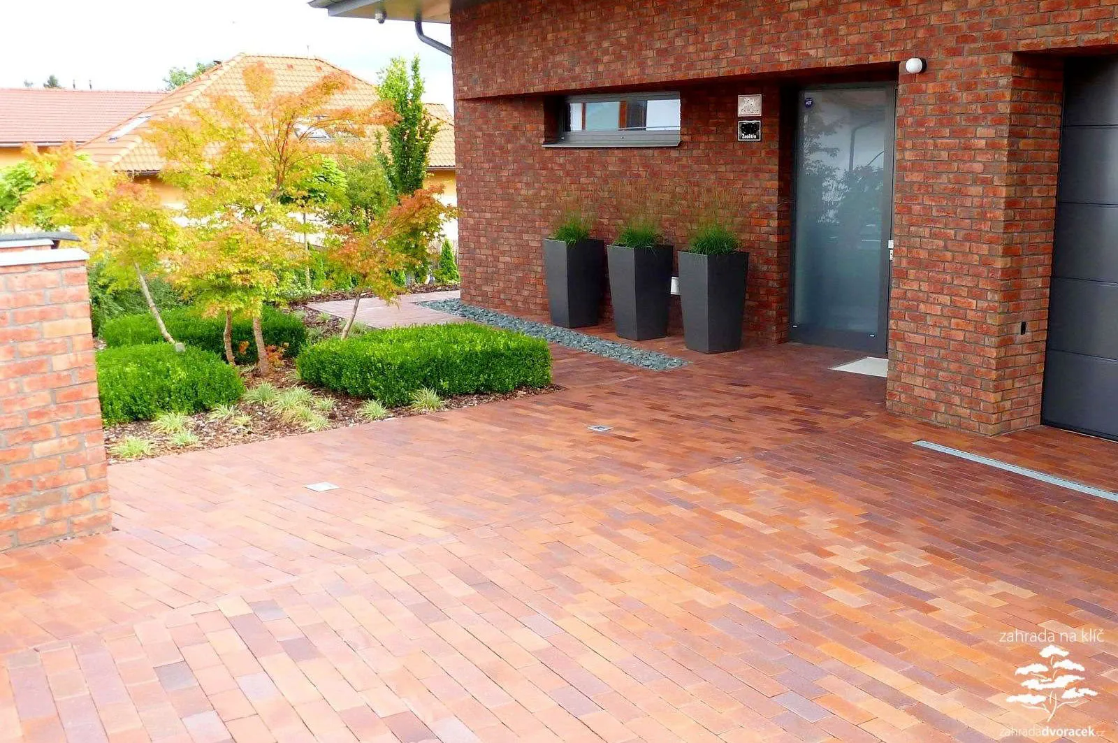 Prostorná moderní zahrada s fotbalovým hřištěm