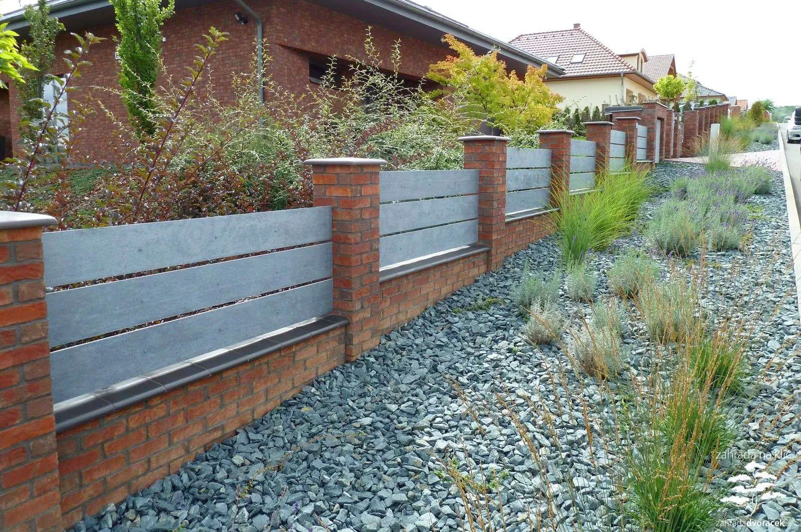 Prostorná moderní zahrada s fotbalovým hřištěm