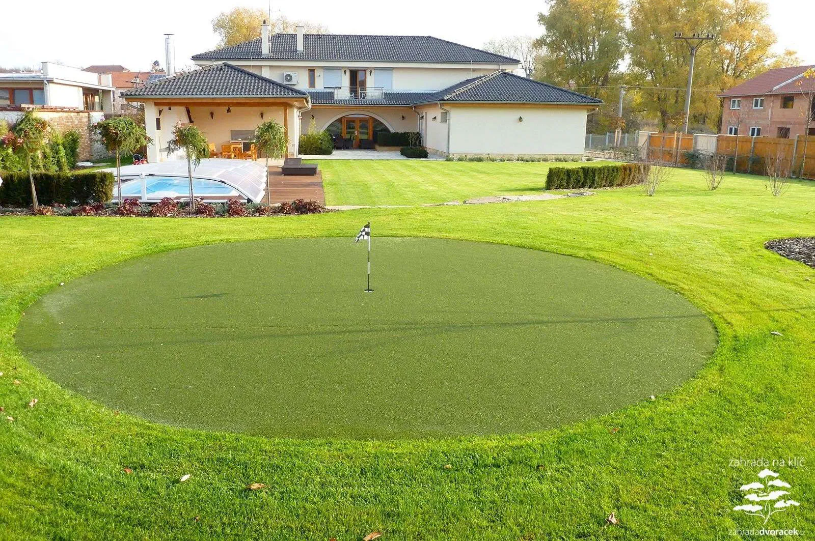 syrovice-zahrada-s-vodni-hrou-a-golfovou-jamkou