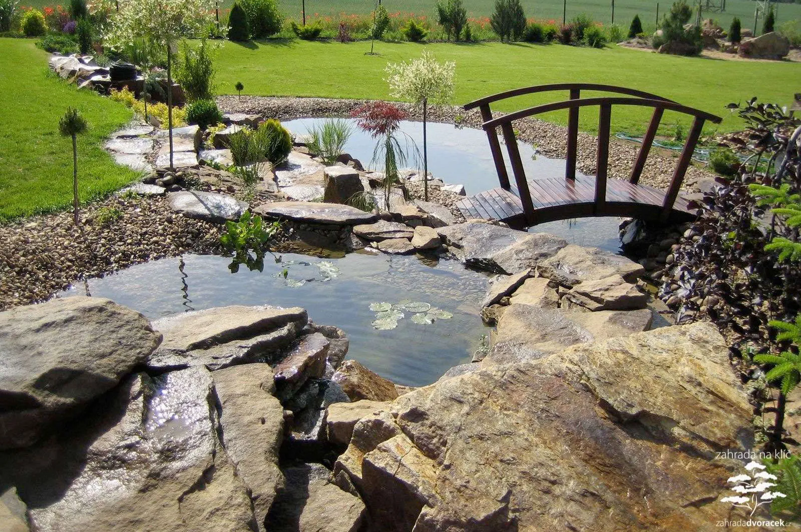 Terasovitá zahrada se dvěma jezírky