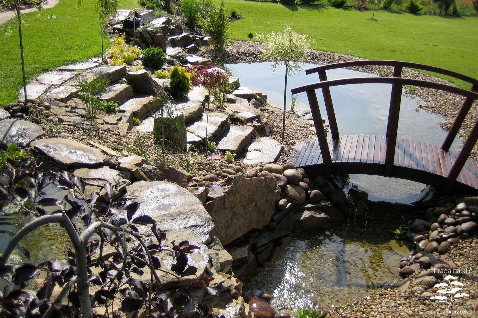 Terasovitá zahrada se dvěma jezírky