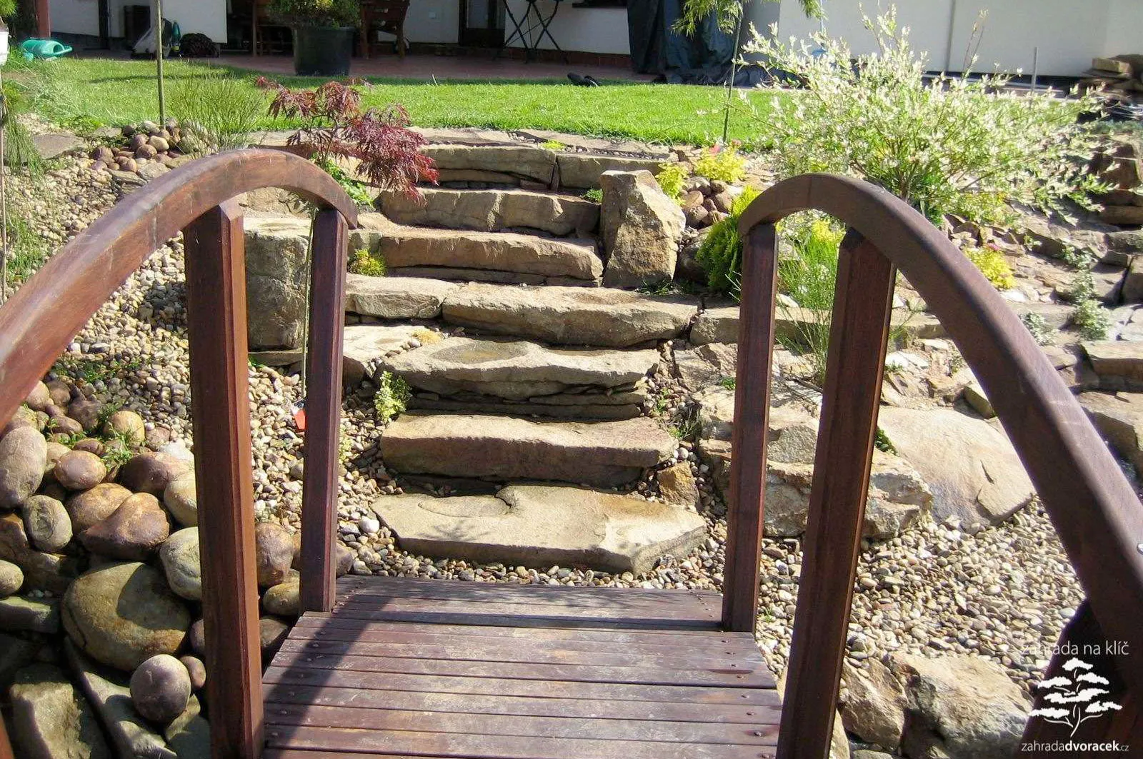 Terasovitá zahrada se dvěma jezírky