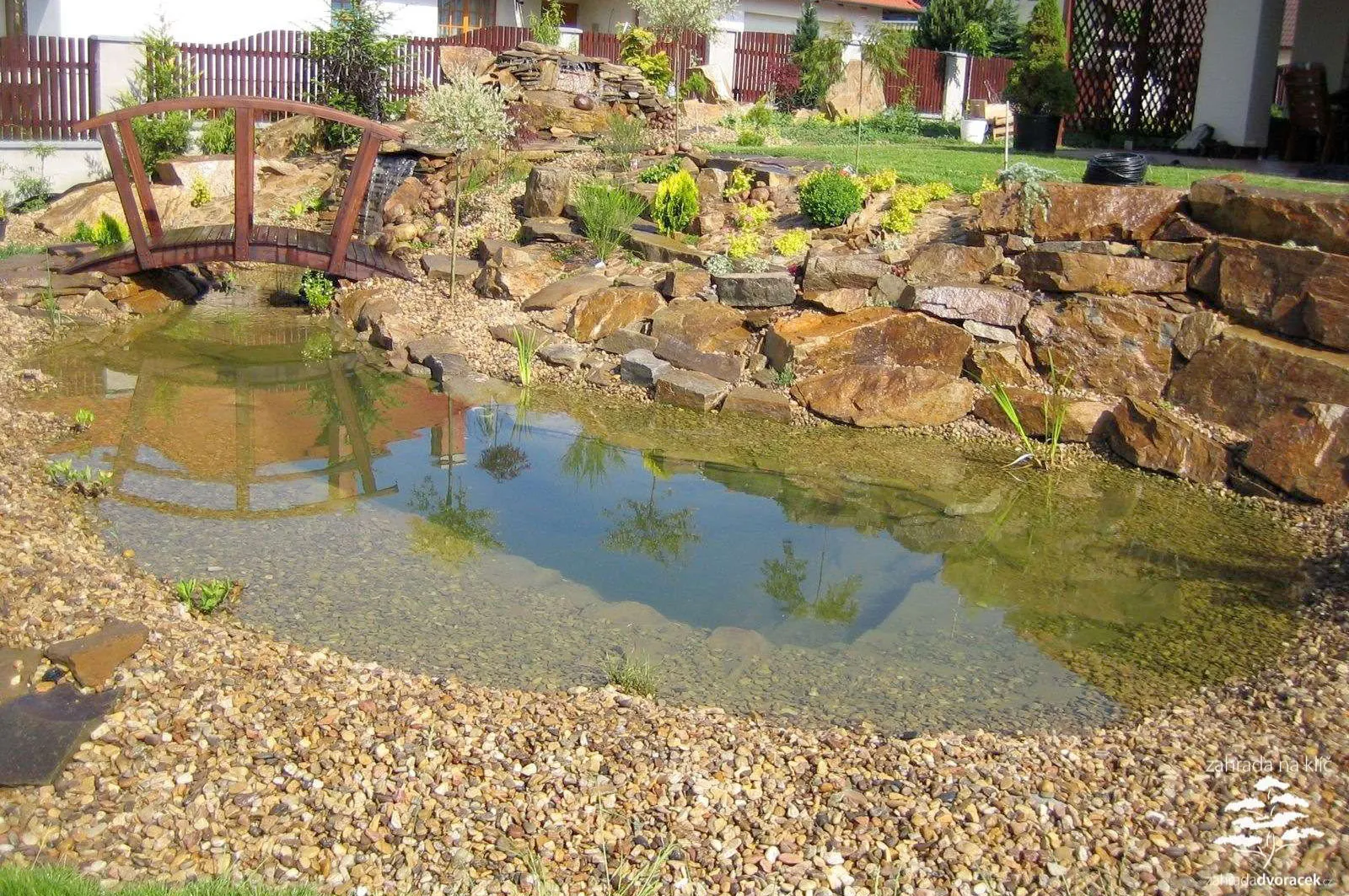 Terasovitá zahrada se dvěma jezírky