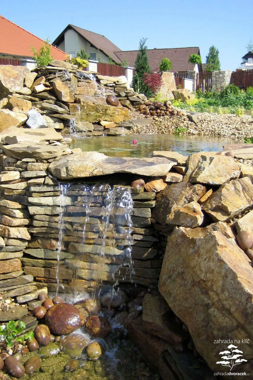 Terasovitá zahrada se dvěma jezírky