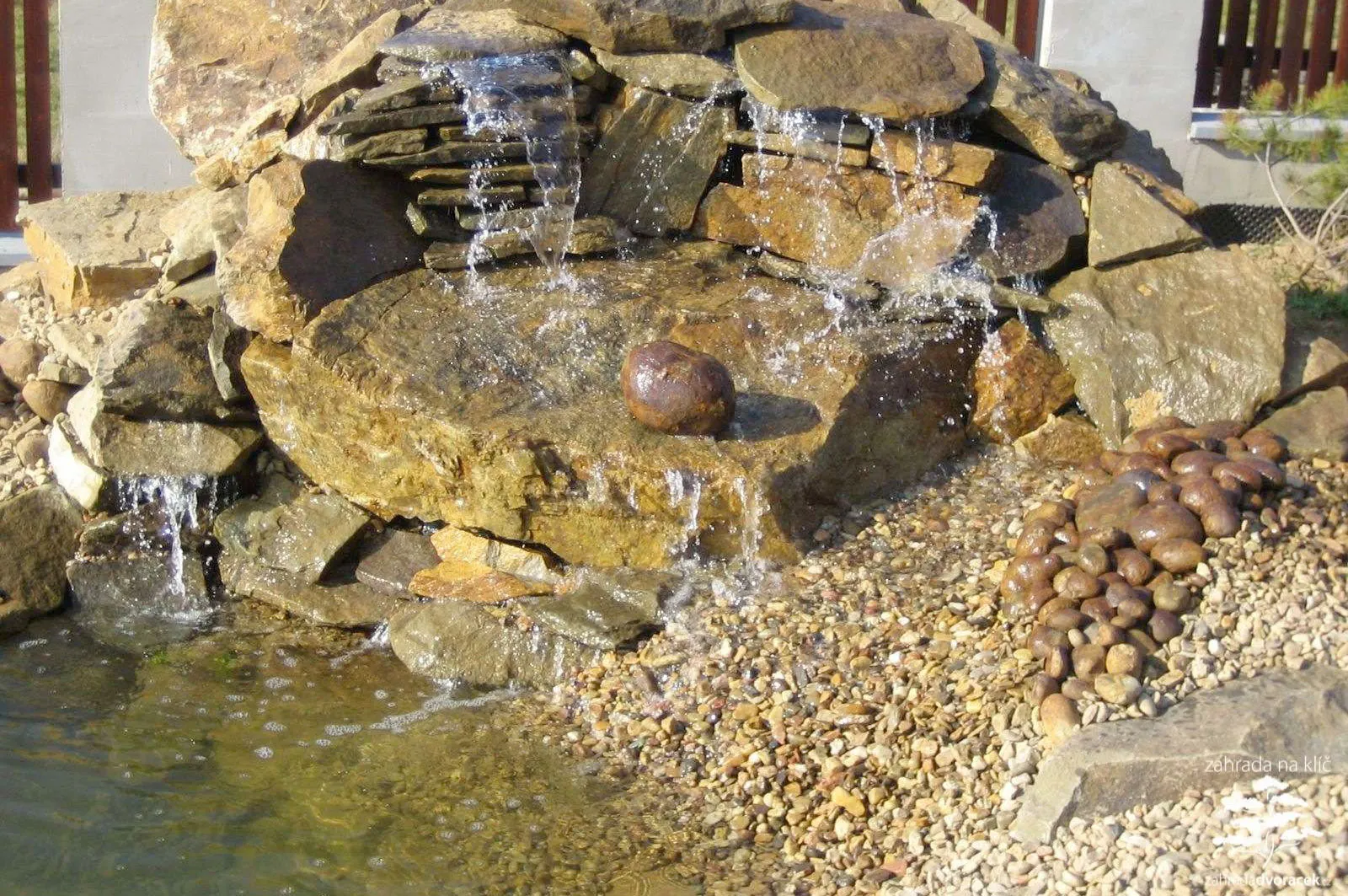 Terasovitá zahrada se dvěma jezírky