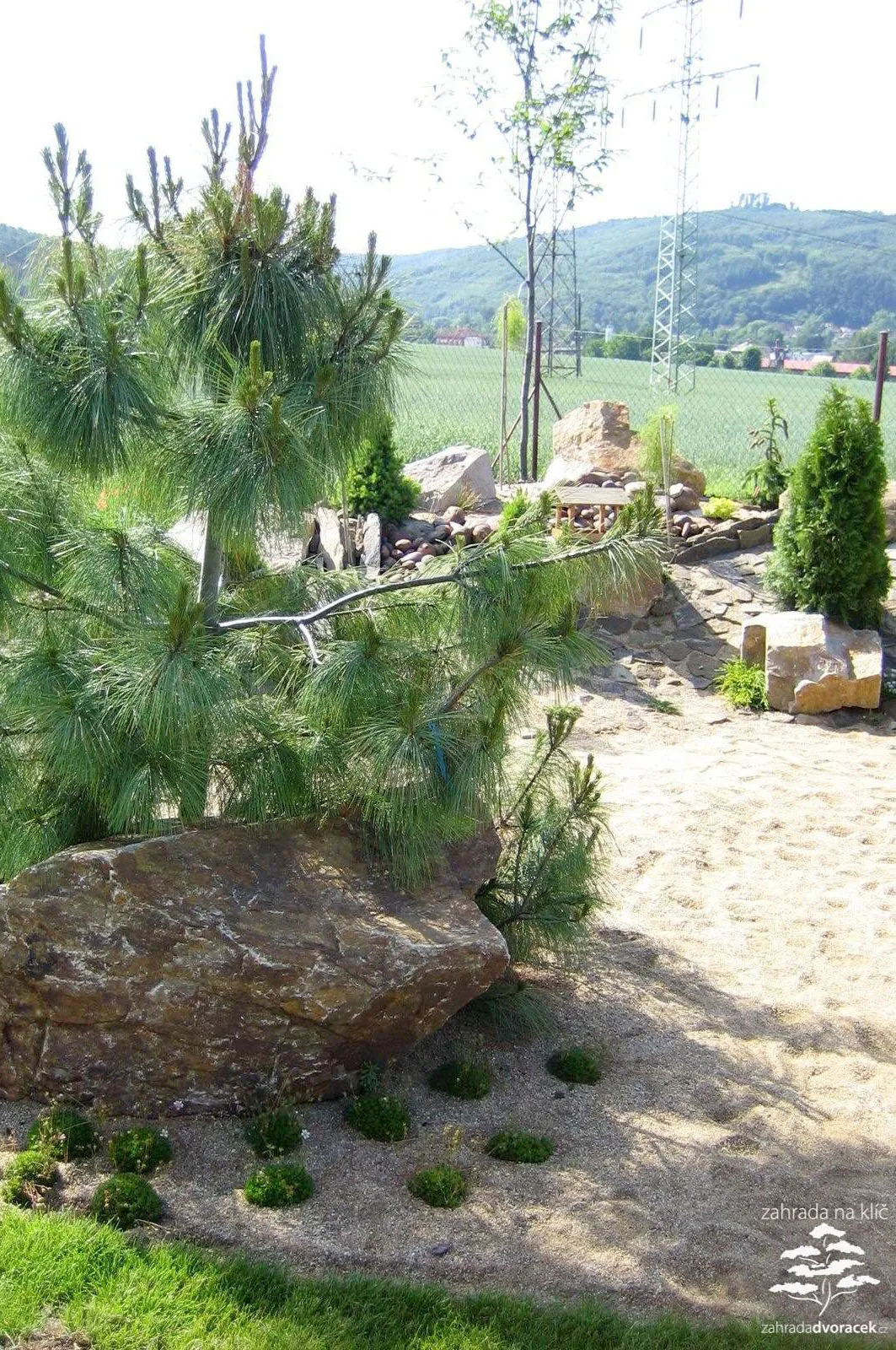 Terasovitá zahrada se dvěma jezírky