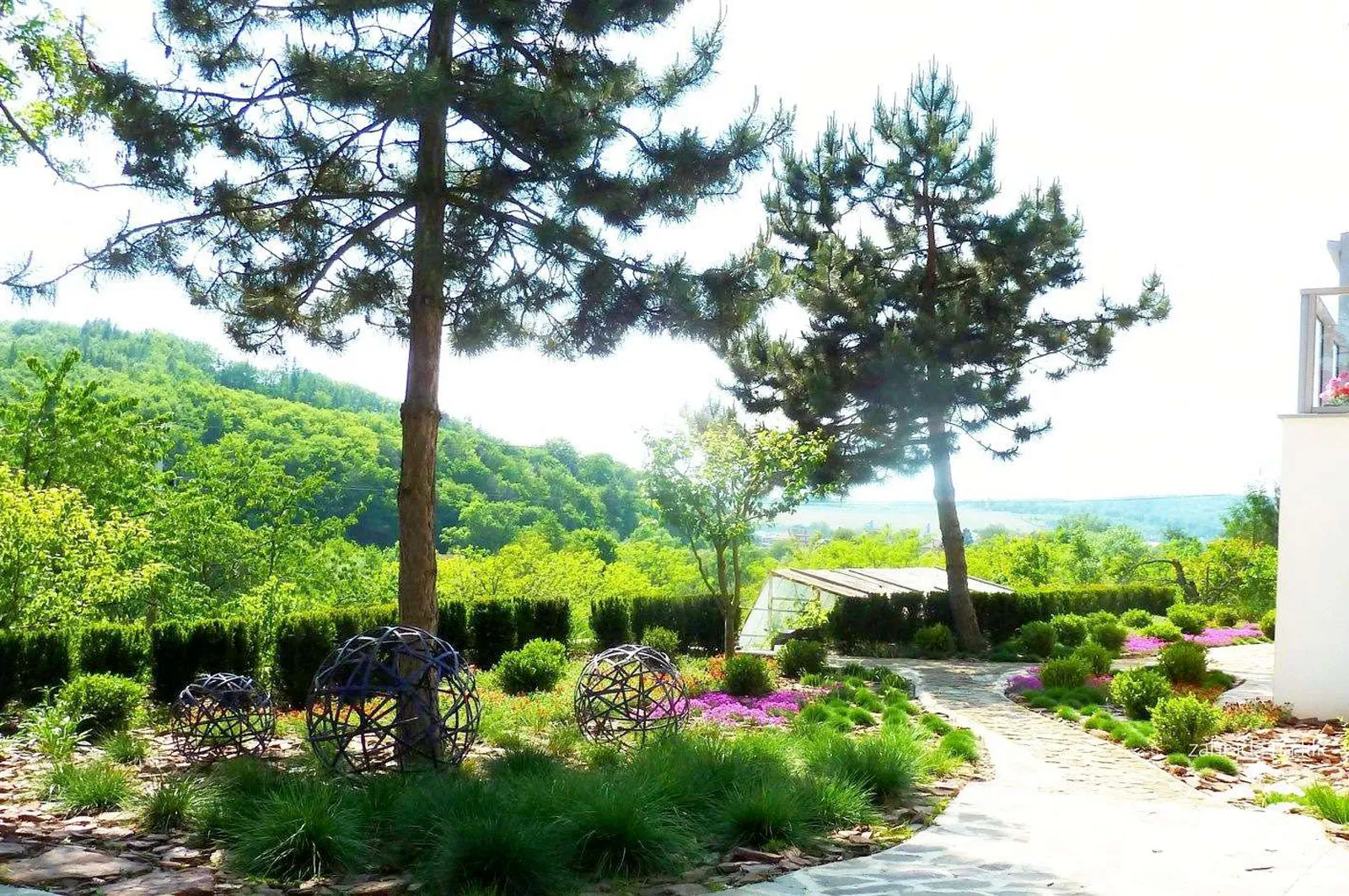 Tetčice, kovové umění v zahradní tvorbě