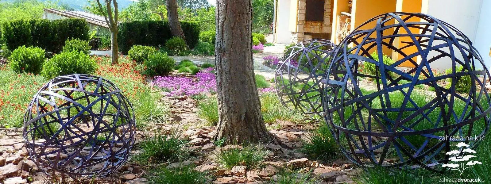 Tetčice, kovové umění v zahradní tvorbě