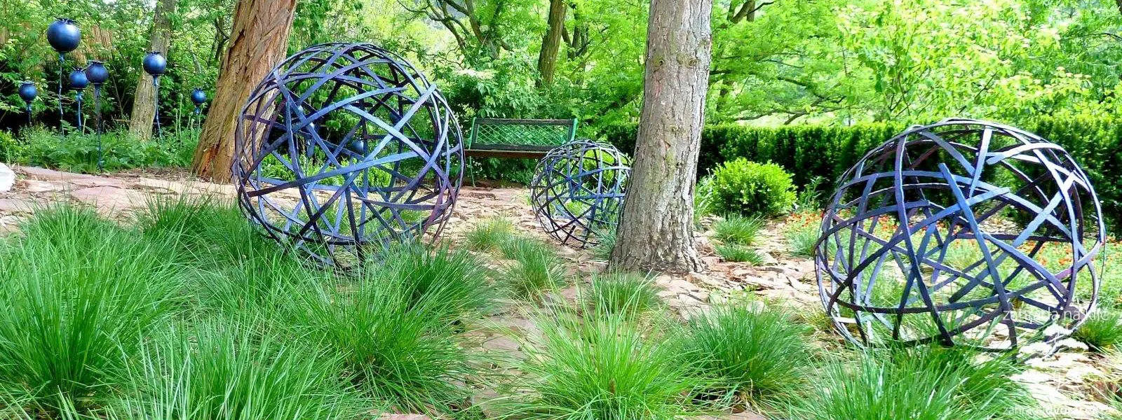 Tetčice, kovové umění v zahradní tvorbě