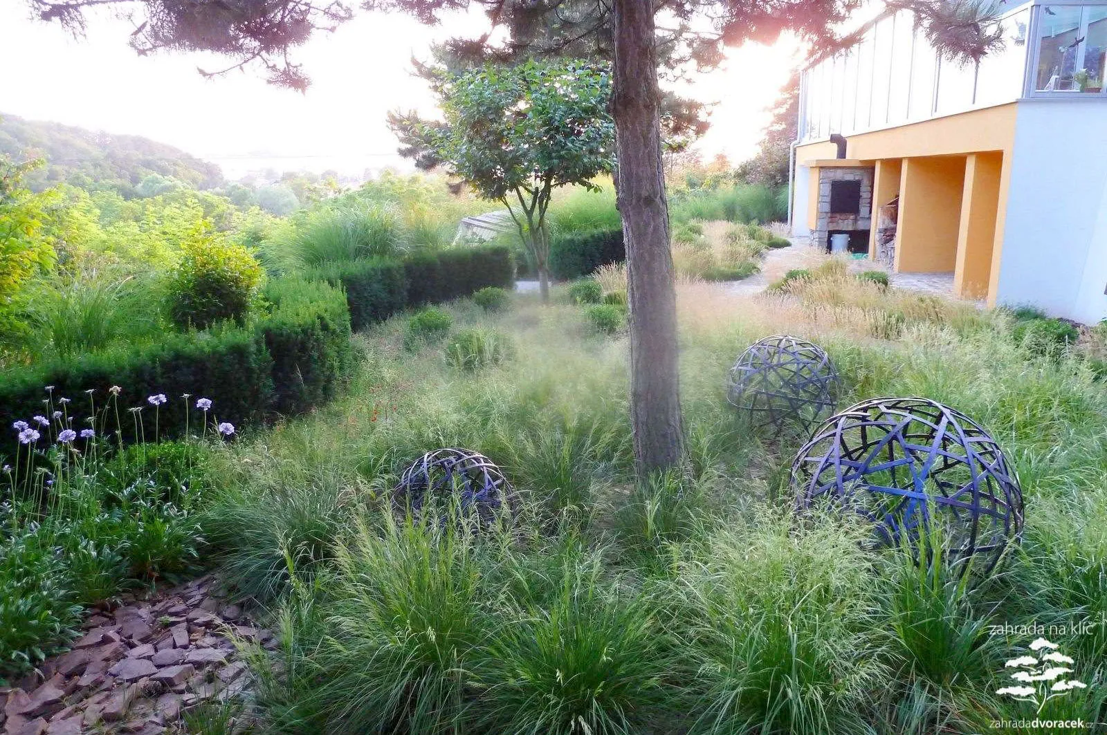 Tetčice, kovové umění v zahradní tvorbě