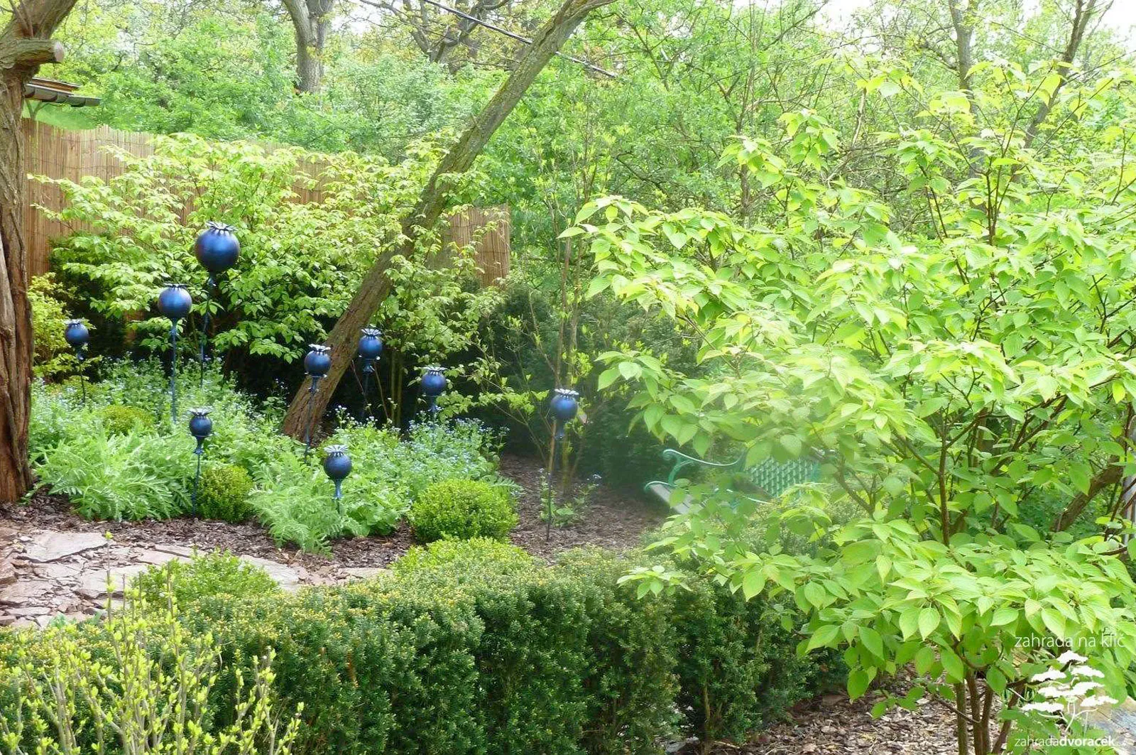 Tetčice, kovové umění v zahradní tvorbě