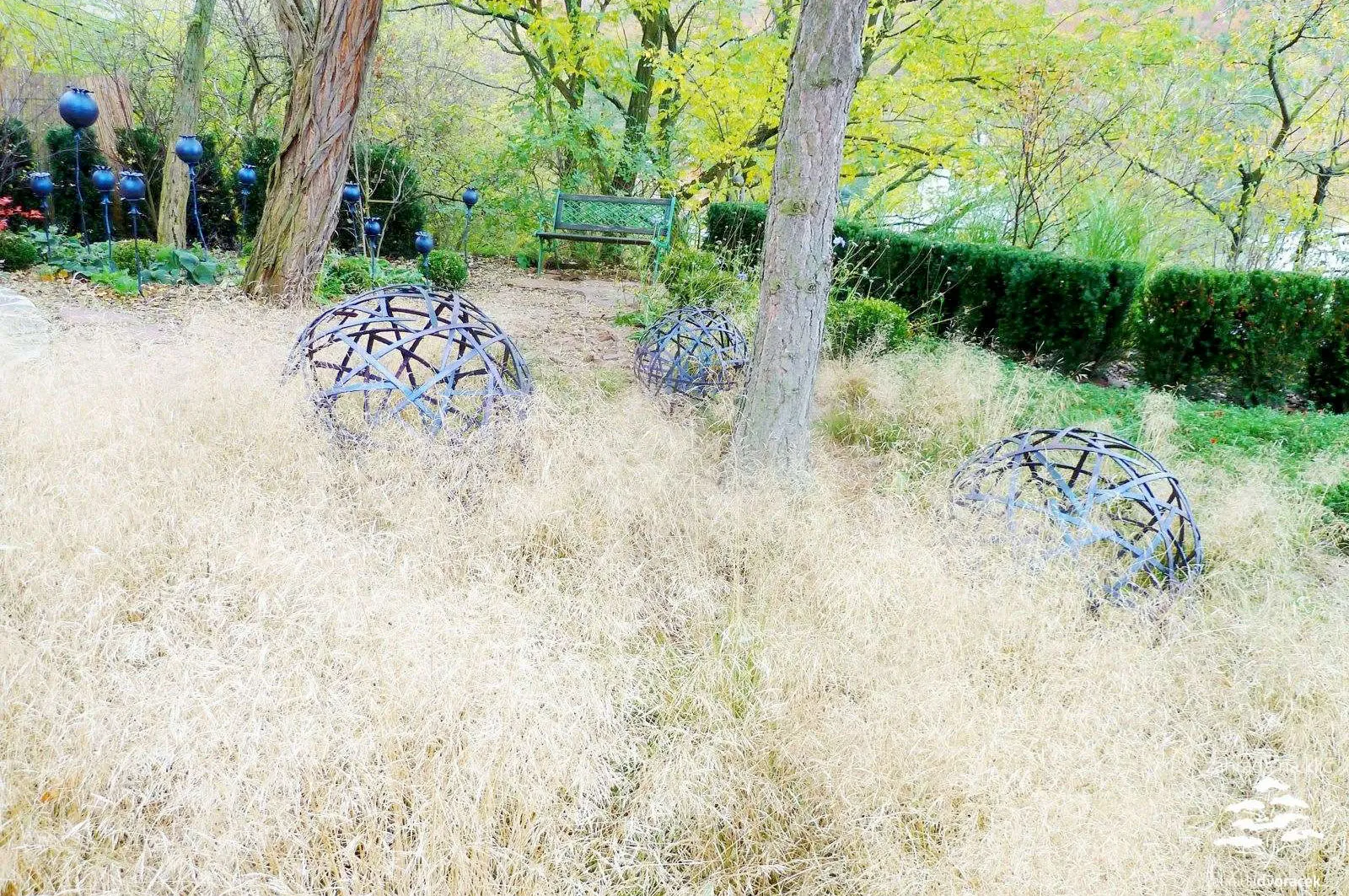 Tetčice, kovové umění v zahradní tvorbě