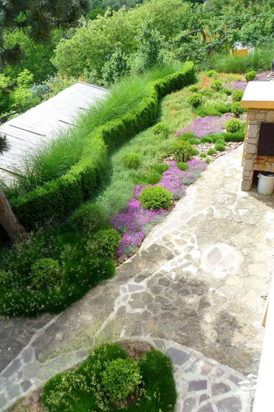 Tetčice, kovové umění v zahradní tvorbě