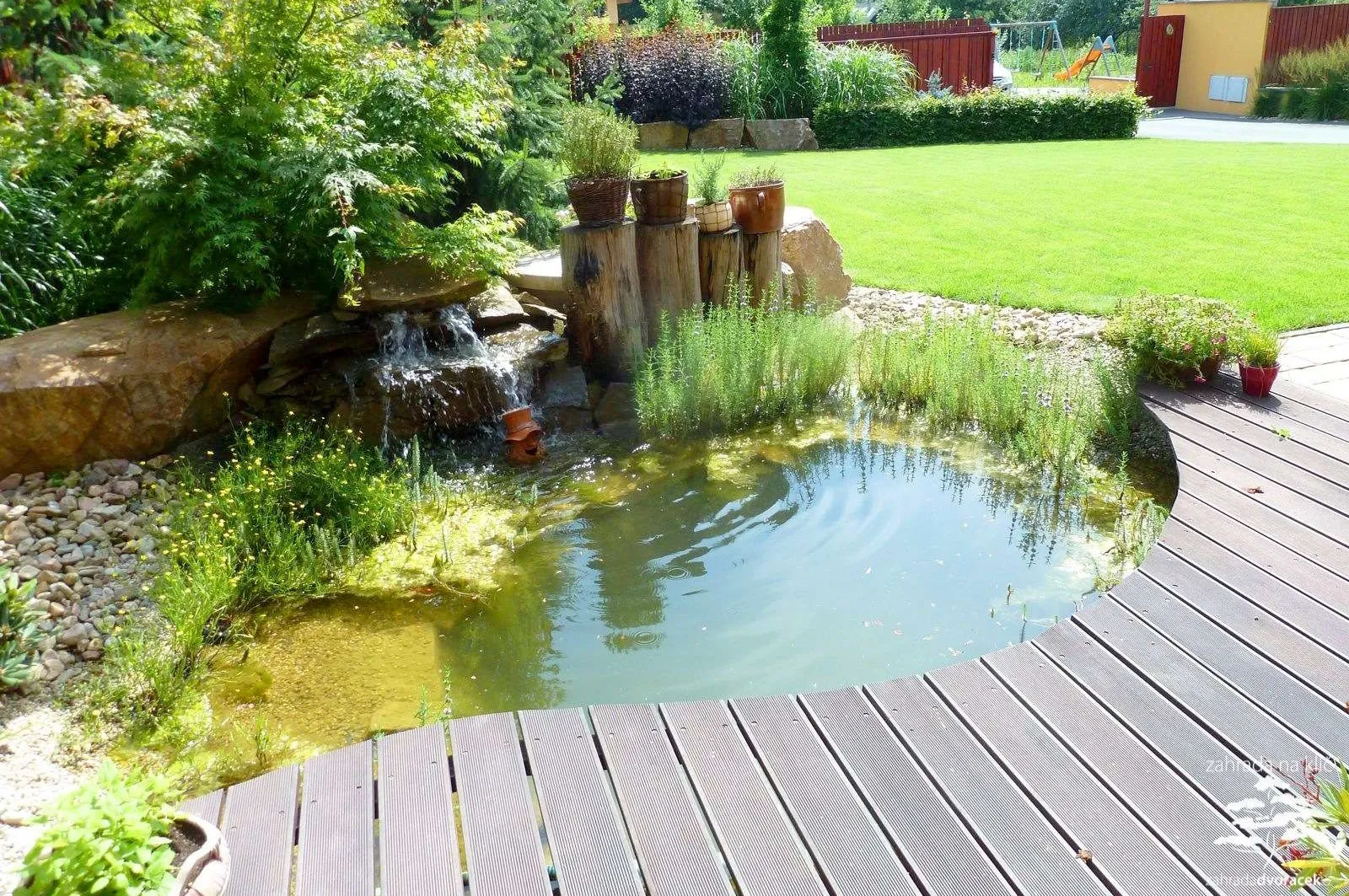 Tetčice, zahrada s jezírkem