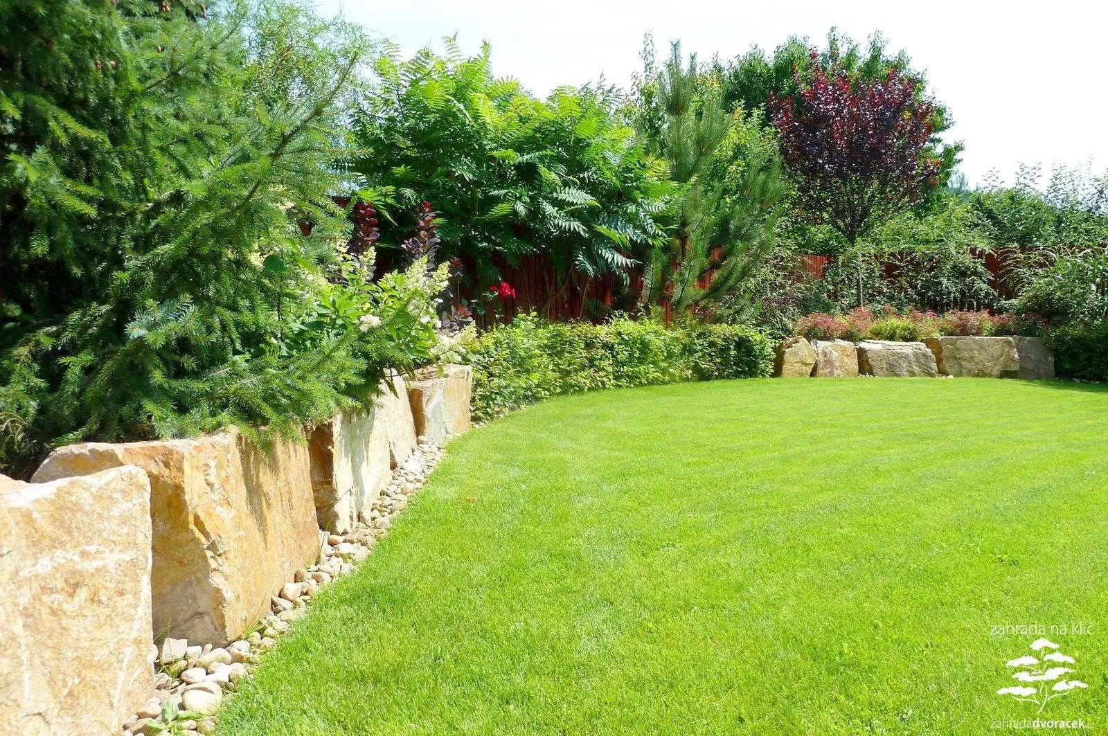 Tetčice, zahrada s jezírkem