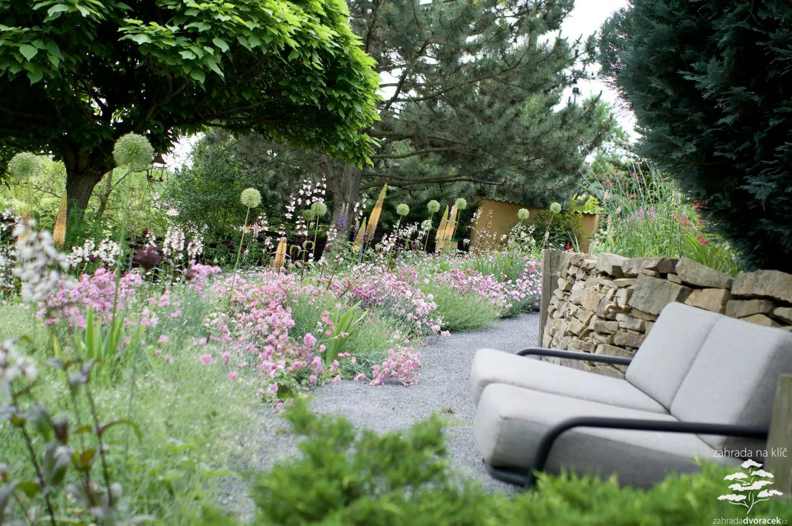 Zahrada se skákacími schody