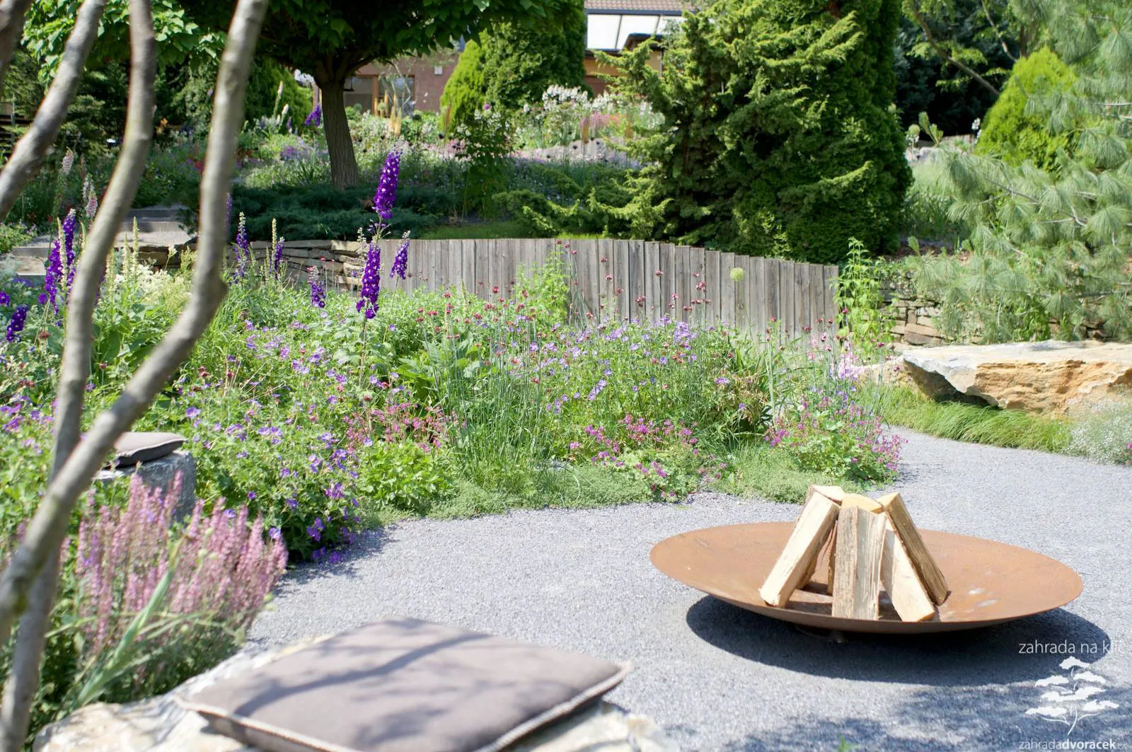 Zahrada se skákacími schody