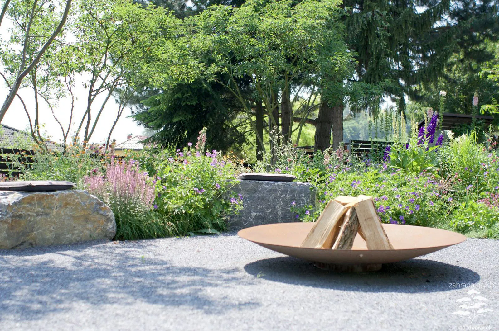 Zahrada se skákacími schody